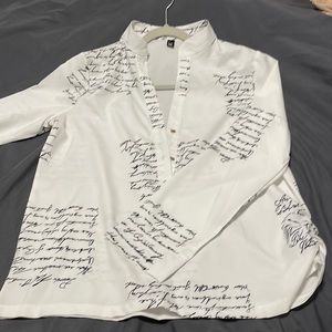 Trendy white blouse with handwriting, open neckline with a crunchy side.